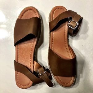 Comfortable platform sandals